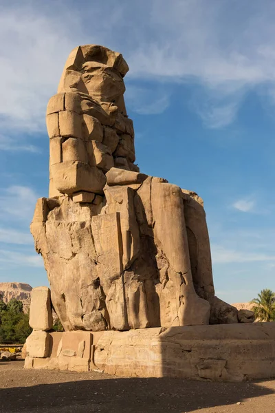 Colossi Memnon Luxor Tebes Tle Świtu Egipcie — Zdjęcie stockowe