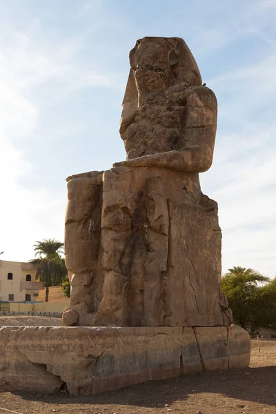 Kolosse Von Memnon Luxor Theben Vor Dem Hintergrund Der Morgendämmerung — Stockfoto