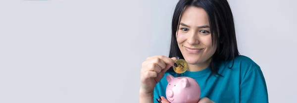 Dívka Drží Ruce Růžovou Prasátko Banku Minci Koncept Bohatství Akumulace — Stock fotografie