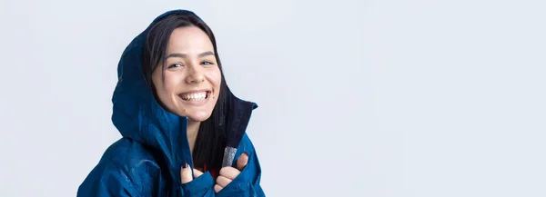 Retrato Una Niña Sonriente Vestida Con Impermeable Azul Gotas Posando — Foto de Stock