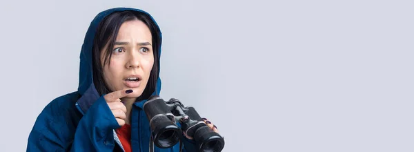 Tourist Girl Blue Raincoat Holds Binoculars Her Hands Looks Distance — Stock Photo, Image