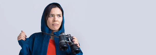 Tourist Girl Blue Raincoat Holds Binoculars Her Hands Looks Distance — Stock Photo, Image