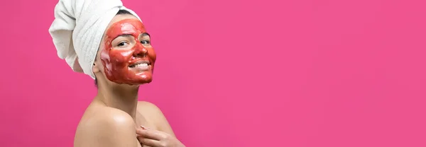 Retrato Beleza Mulher Toalha Branca Cabeça Com Máscara Nutritiva Dourada — Fotografia de Stock