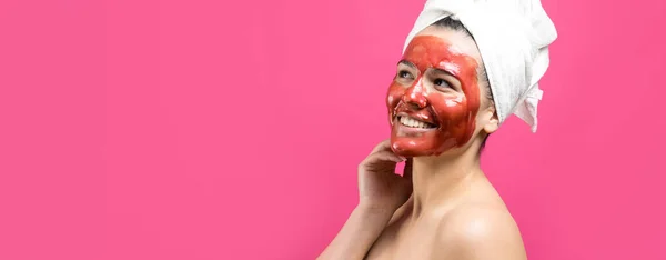 Retrato Beleza Mulher Toalha Branca Cabeça Com Máscara Nutritiva Dourada — Fotografia de Stock