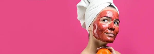 Retrato Belleza Mujer Toalla Blanca Cabeza Con Máscara Roja Nutritiva — Foto de Stock