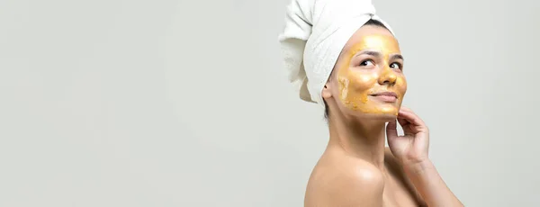 Retrato Beleza Mulher Toalha Branca Cabeça Com Máscara Nutritiva Dourada — Fotografia de Stock