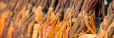 Arka plan olarak Mısır ya da Fas halısı üzerine karmaşık bir tasarım. Eski moda motifleri olan geleneksel Fas halısı