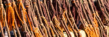 Arka plan olarak Mısır ya da Fas halısı üzerine karmaşık bir tasarım. Eski moda motifleri olan geleneksel Fas halısı