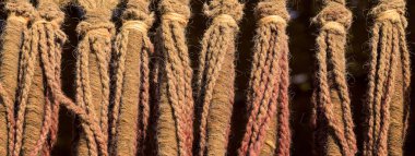 Arka plan olarak Mısır ya da Fas halısı üzerine karmaşık bir tasarım. Eski moda motifleri olan geleneksel Fas halısı