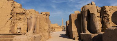 Mısır 'daki Karnak Tapınağı' nın kalıntıları (Teb). Dünyanın en büyük antik tapınak kompleksi. UNESCO Dünya Mirası.