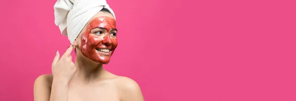 Retrato Belleza Mujer Toalla Blanca Cabeza Con Máscara Nutritiva Oro —  Fotos de Stock