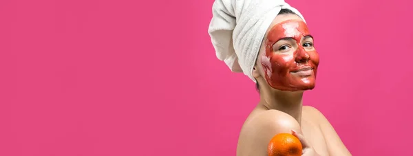 Retrato Belleza Mujer Toalla Blanca Cabeza Con Máscara Roja Nutritiva —  Fotos de Stock