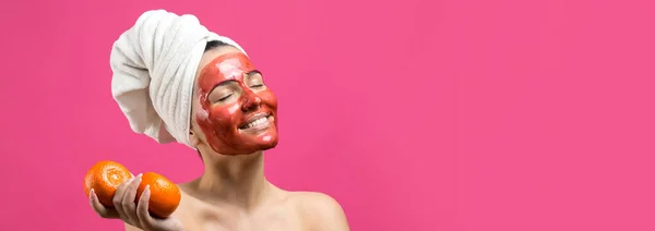 Schoonheidsportret Van Vrouw Witte Handdoek Hoofd Met Rood Voedend Masker — Stockfoto