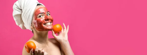 Retrato Beleza Mulher Toalha Branca Cabeça Com Máscara Nutritiva Vermelha — Fotografia de Stock