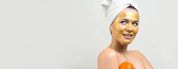 Schoonheidsportret Van Vrouw Witte Handdoek Hoofd Met Gouden Voedende Masker — Stockfoto