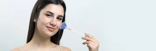 Närbild Ung Flicka Ljus Topp Vit Bakgrund Gör Ansiktsmakeup Vacker — Stockfoto