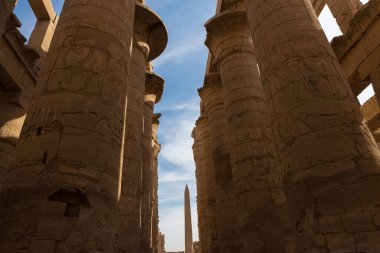 Mısır 'daki Karnak Tapınağı' nın kalıntıları (Teb). Dünyanın en büyük antik tapınak kompleksi. UNESCO Dünya Mirası