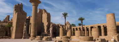 Karnak Tapınağı, Luxor 'daki Nil Vadisi' nde antik Mısır 'ın heykel heykelleri, duvarda kabartmalı hiyeroglifler..