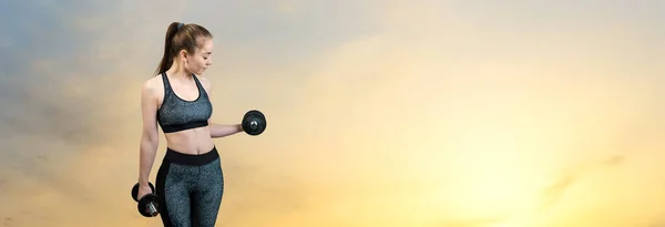 Spor Giyimli Genç Zayıf Bir Atletik Kız Deniz Kenarında Gün — Stok fotoğraf