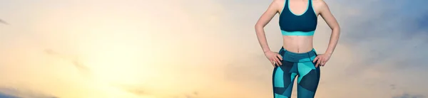 一位身穿运动服的苗条身材的年轻女运动员在海边做了一系列的运动 以抵御日落 用哑铃进行练习 健康和健康的生活方式 — 图库照片