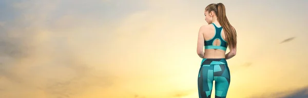 スポーツウェアを着た若いスリムの運動女子は 海の夕日に対する一連の演習を実行します ダンベルで演習を行う フィットネスと健康的なライフスタイル — ストック写真