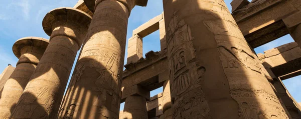 룩소르의 유역에 이집트의 조각품인 카르나크 새겨진 문자들 — 스톡 사진