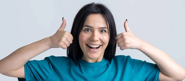 Mavi Tişörtlü Mutlu Beyaz Bir Kadın Baş Parmak Işareti Yapıyor — Stok fotoğraf