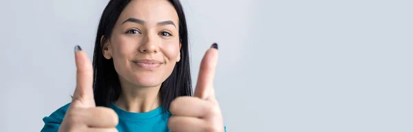 Mavi Tişörtlü Mutlu Beyaz Bir Kadın Baş Parmak Işareti Yapıyor — Stok fotoğraf