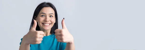 Jovem Caucasiana Feliz Com Uma Shirt Azul Fazendo Sinal Polegar — Fotografia de Stock