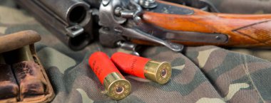 Kamuflaj için cephaneli av tüfeği.