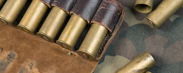 Jagdgewehr Mit Munition Vor Tarnhintergrund — Stockfoto