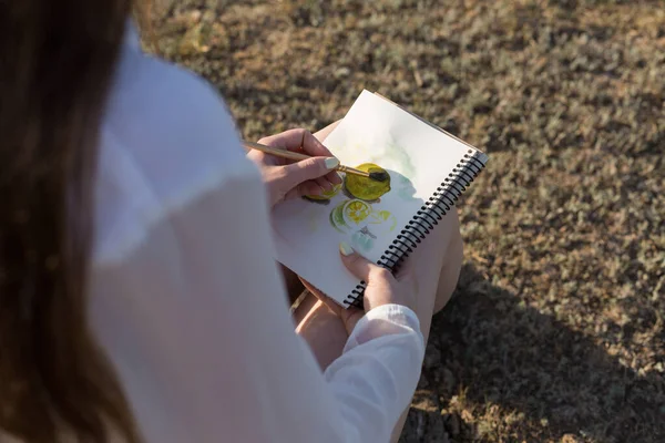 Dziewczyna Artysta Maluje Obraz Akwarelami Przyrodzie — Zdjęcie stockowe