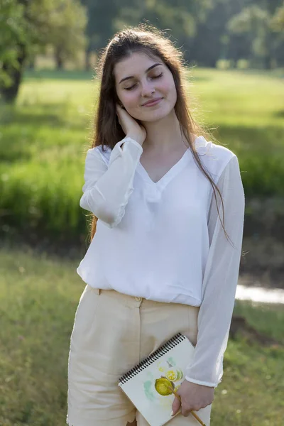 Menina Artista Pinta Quadro Com Aquarelas Natureza — Fotografia de Stock