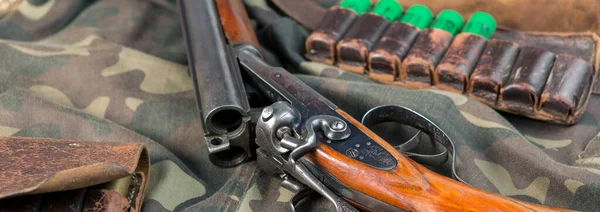 Kamuflaj için cephaneli av tüfeği.