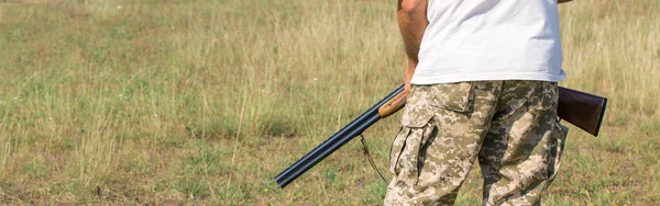 Silueta Cazador Con Arma Las Cañas Contra Sol Una Emboscada — Foto de Stock