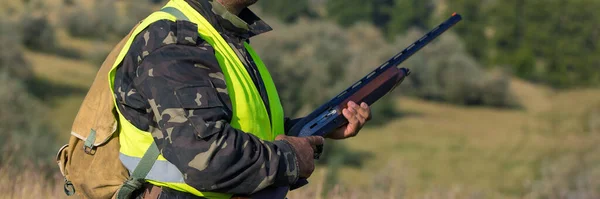 Silhouet Van Een Jager Met Een Geweer Het Riet Tegen — Stockfoto