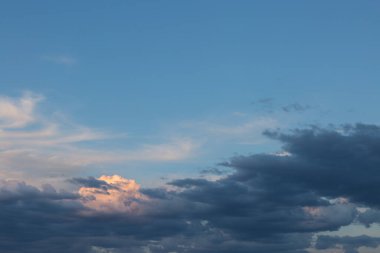 Güzel atmosferik dramatik bulutlar akşamları gün batımında.