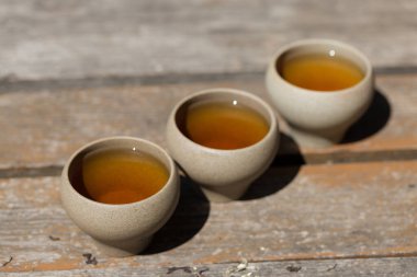 Ahşap zemin üzerinde kilden yapılmış seramik kaseler..