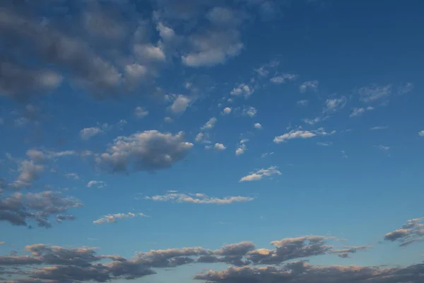 Schöne Atmosphärische Dramatische Wolken Abend Bei Sonnenuntergang — Stockfoto