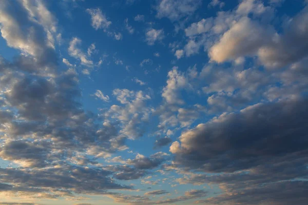 Schöne Atmosphärische Dramatische Wolken Abend Bei Sonnenuntergang — Stockfoto