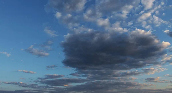 Schöne Atmosphärische Dramatische Wolken Abend Bei Sonnenuntergang — Stockfoto