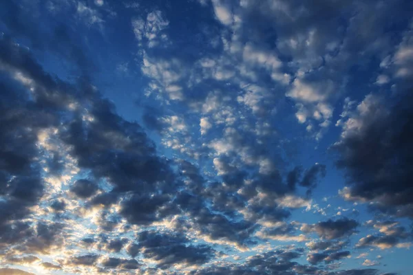 Lindas Nuvens Dramáticas Atmosféricas Noite Pôr Sol — Fotografia de Stock