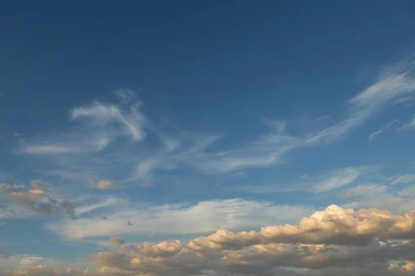 Schöne Atmosphärische Dramatische Wolken Abend Bei Sonnenuntergang — Stockfoto