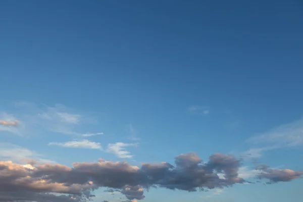 Schöne Atmosphärische Dramatische Wolken Abend Bei Sonnenuntergang — Stockfoto