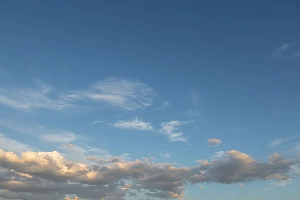 Schöne Atmosphärische Dramatische Wolken Abend Bei Sonnenuntergang — Stockfoto