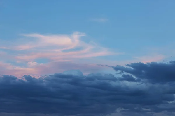 Schöne Atmosphärische Dramatische Wolken Abend Bei Sonnenuntergang — Stockfoto