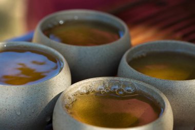 Ahşap zemin üzerinde kilden yapılmış seramik kaseler..