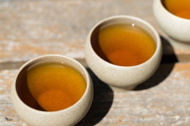 Ahşap zemin üzerinde kilden yapılmış seramik kaseler..