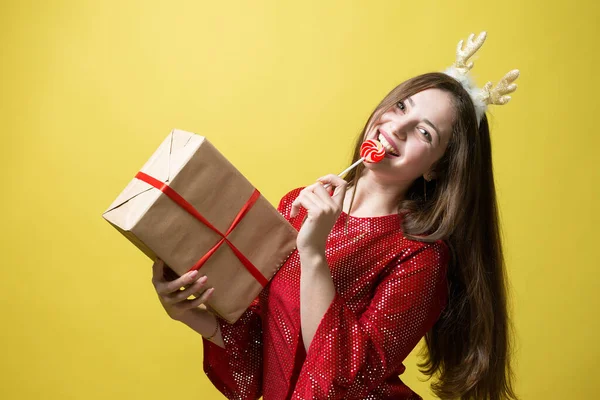 Une Fille Dans Une Robe Rouge Avec Des Cadeaux Sur — Photo