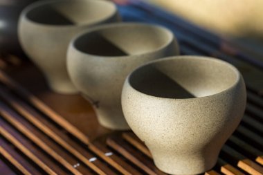 Ahşap zemin üzerinde kilden yapılmış seramik kaseler..